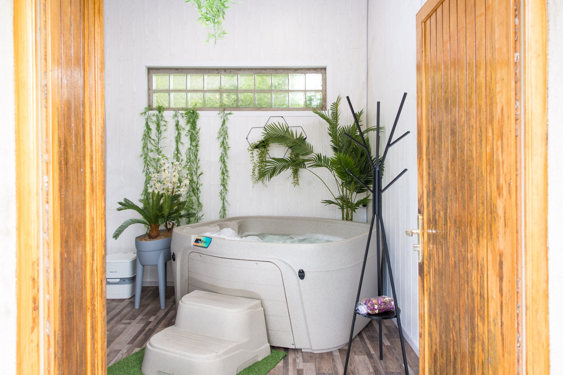 Espace bien-être avec jacuzzi et verdure