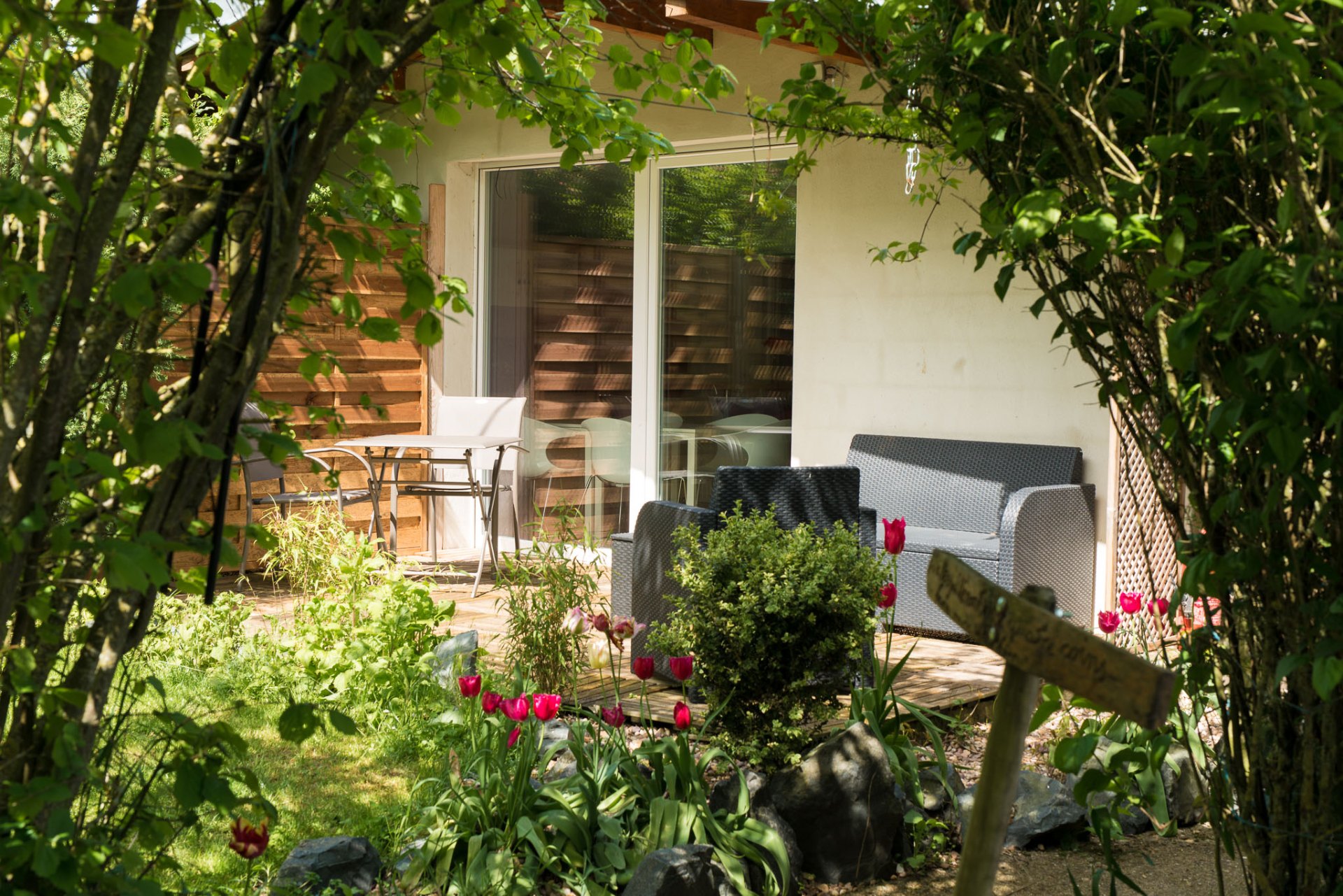Terrasse extérieure et jardin fleuri