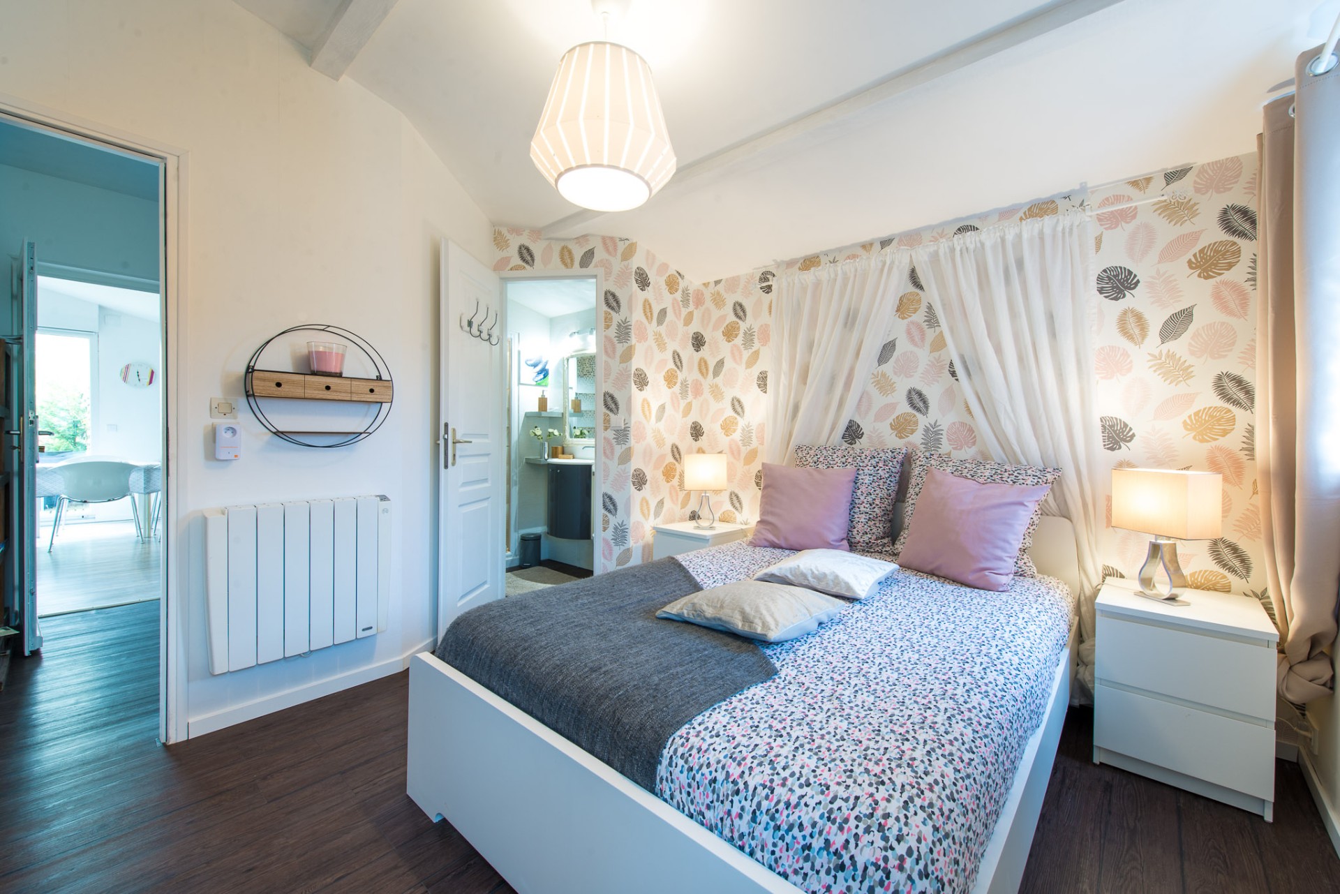 Chambre lumineuse ouverte sur salon