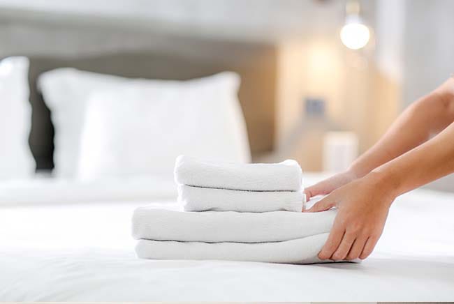 Linge hôtelier plié avec attention